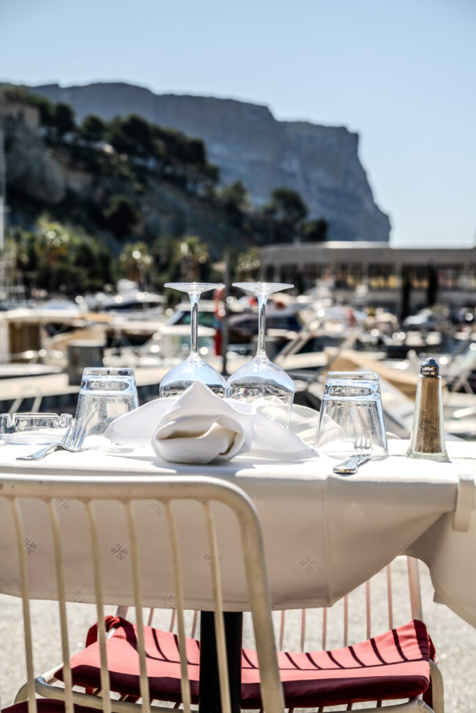 Table avec vue sur le Cap Canaille